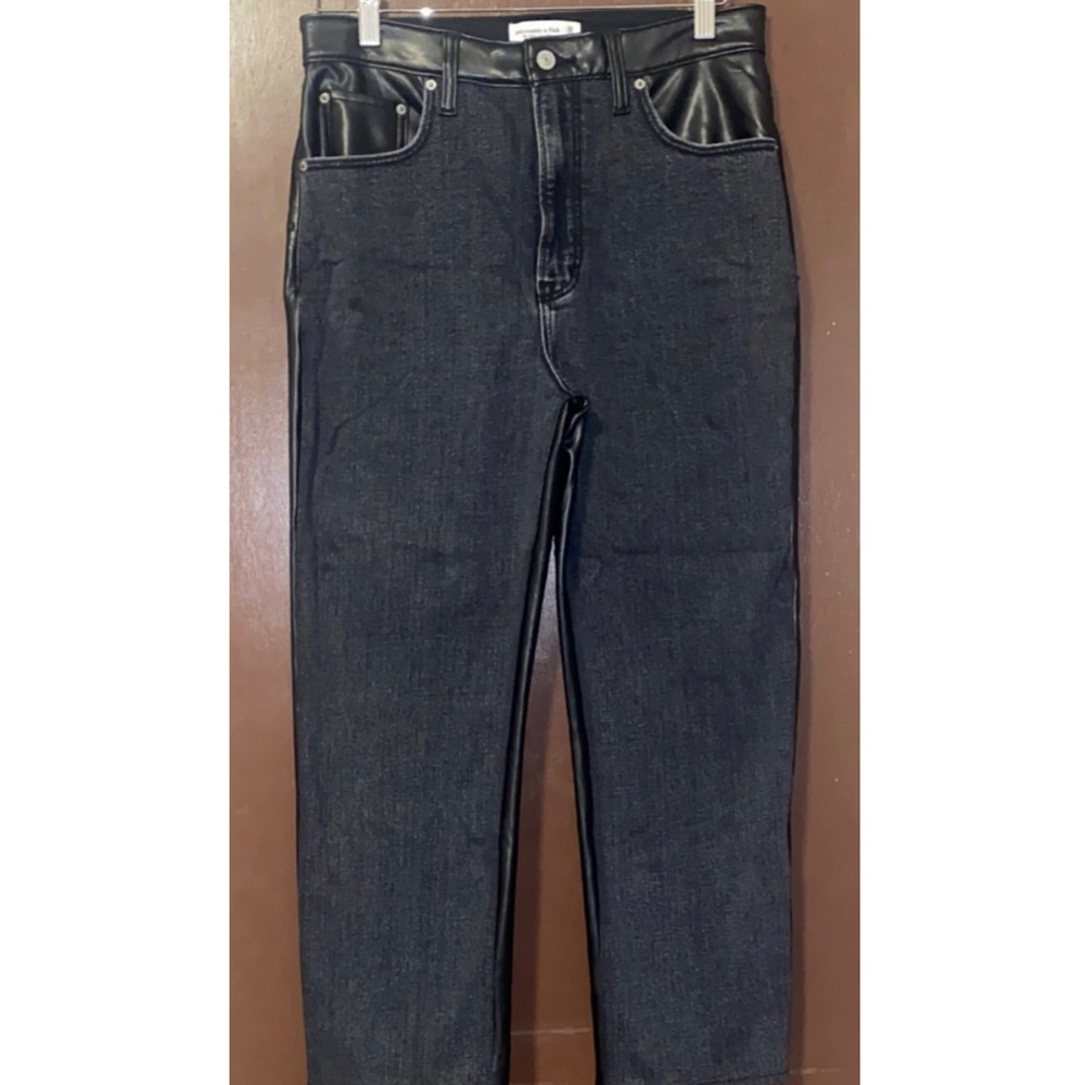 Abercrombie and Fitch The Ankle Straight Ultra High Rise size 10 Short
